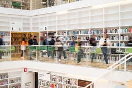 Människor i biblioteket på Campus Falun. 