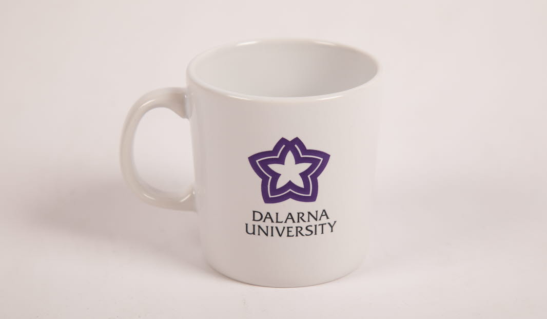Mugg med Högskolan Dalarnas logotyp av engelsk version