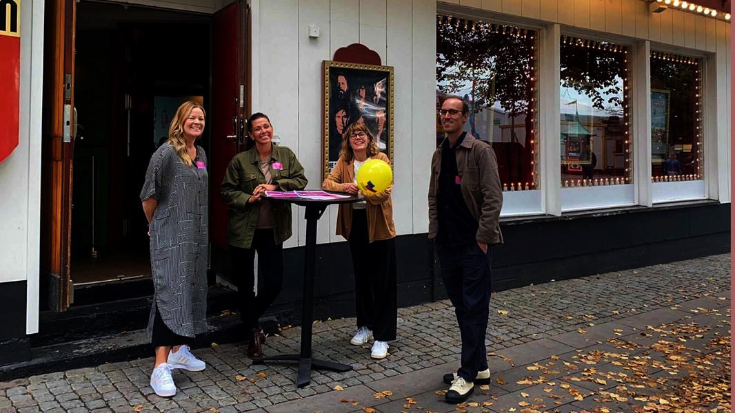 Grupp personer står utomhus