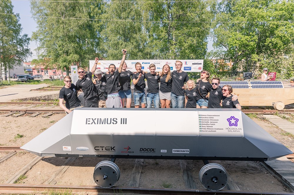 Gruppbild på deltagare i Eximus III-projektet, med Eximus-fartyget framför