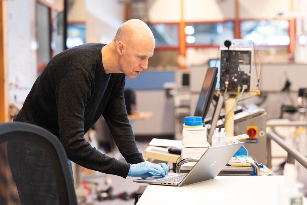 Person som står vid en dator