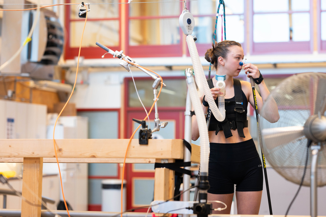 Person i träningskläder med en mask vid ansiktet