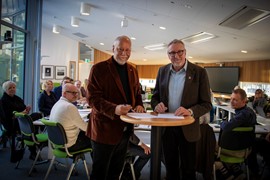 Högskolan i Gävles rektor Anders Kottorp (till vänster) och Högskolan Dalarnas rektor Jörgen Elbe signerade överenskommelsen om ett fördjupat och långsiktigt samarbete.