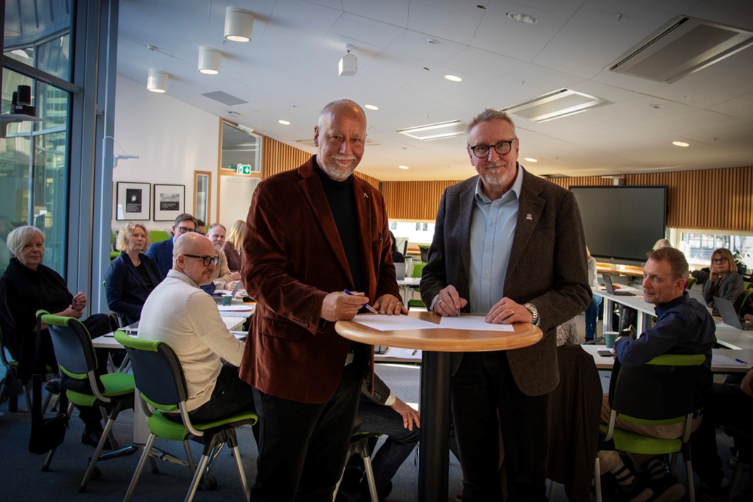 Högskolan i Gävles rektor Anders Kottorp (till vänster) och Högskolan Dalarnas rektor Jörgen Elbe signerade överenskommelsen om ett fördjupat och långsiktigt samarbete.