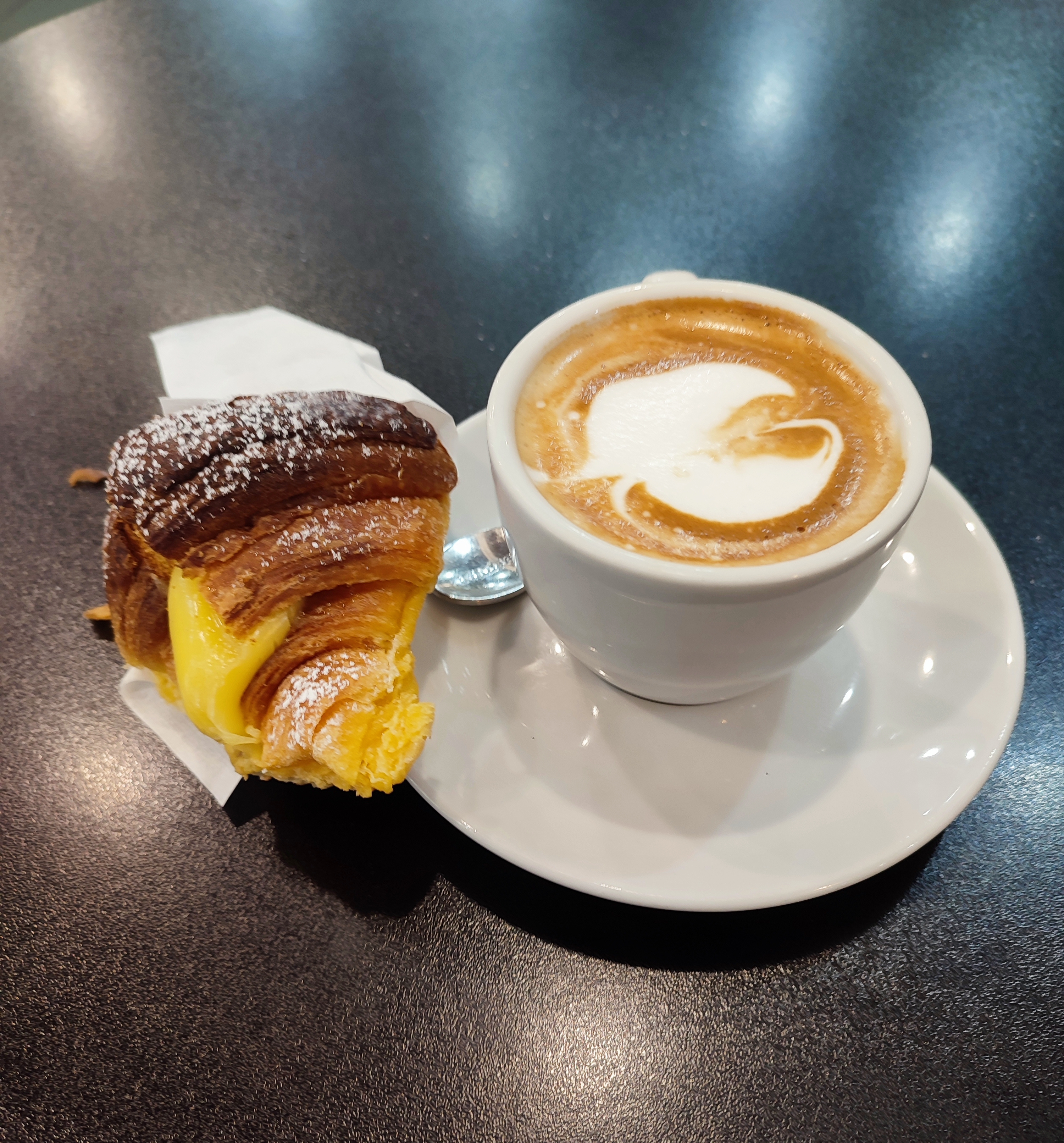 kaffe och croissant