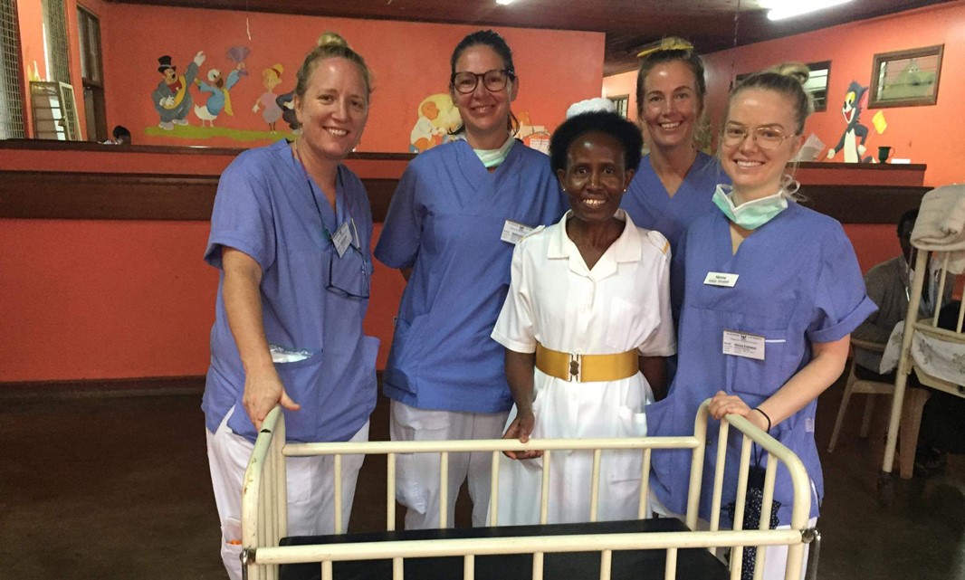 Sjuksköterskestudenterna Karin Persson, Nadine Saulnier, Emma Backlund och Hanna Fransson tillsammans med sjuksköterskan Rose på barnavdelningen.