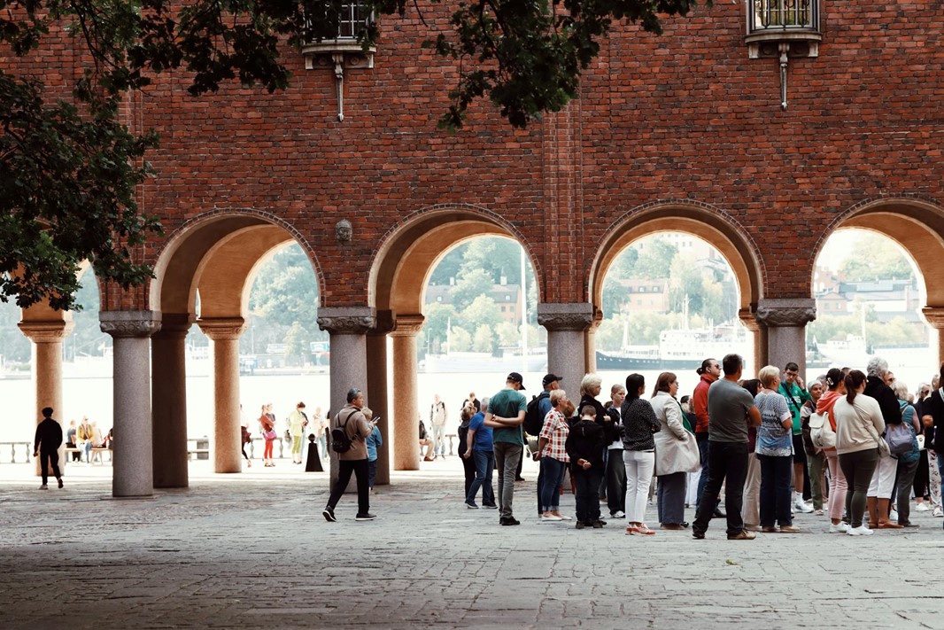 Människor i folksamling i Stockholm stad. 