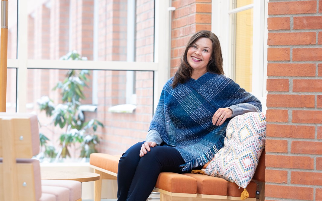 Susanna Nordin sitter på en bäck.