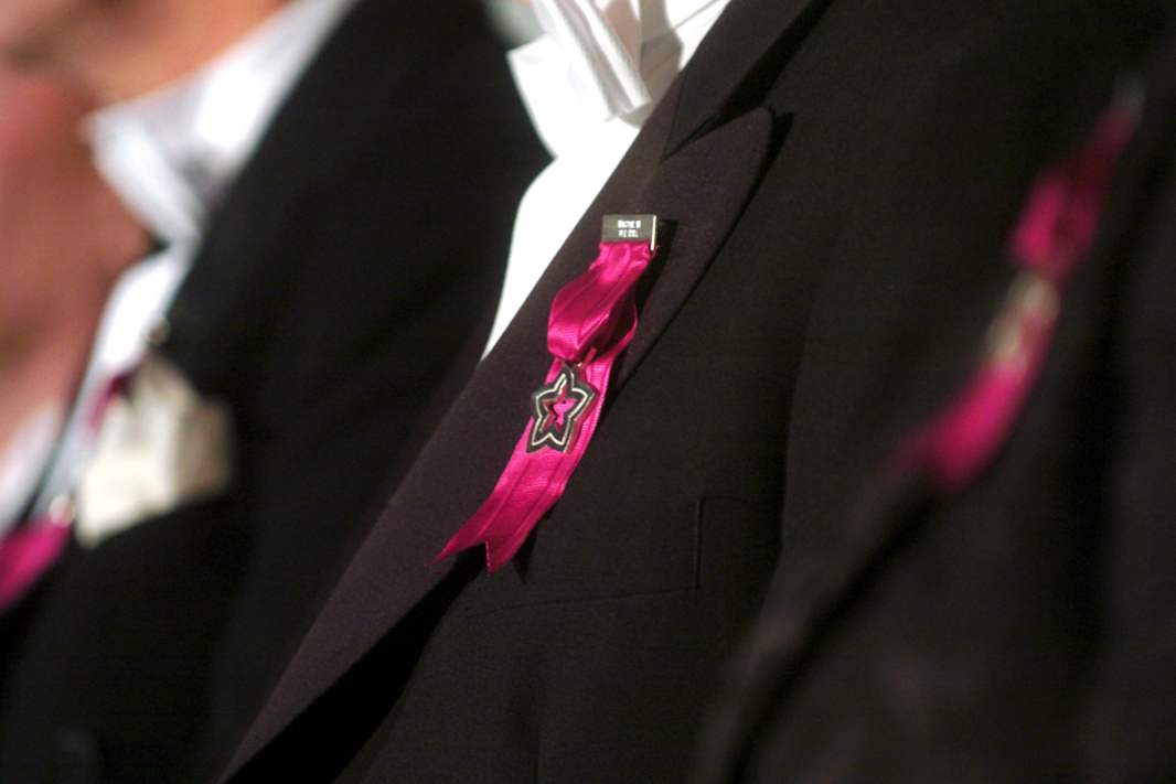 Närbild på kostymer och emblem vid rektors- och professorsinstallation