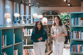 två personer i ett bibliotek