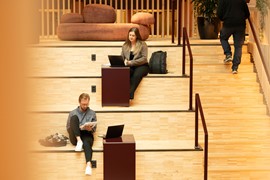 Studenter sitter i trappa på Campus Borlänge