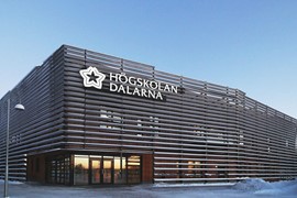Vinterbild på Högskolan Dalarna biblioteksbyggnad i eftermiddagsljus