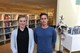 Ida Carlberg och Mikael Gut i högskolebiblioteket, Borlänge