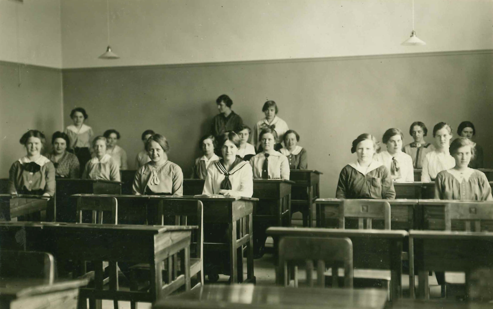 Blivande lärarinnor i klassiskt möblerat klassrum