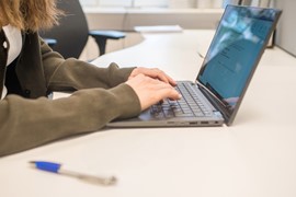 Person som skriver på en laptop
