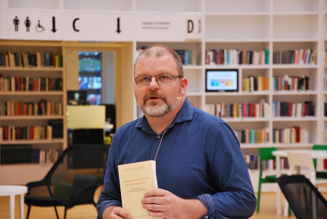 Man i bibliotek