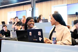 Studenter vid Högskolan Dalarna på campus i Borlänge