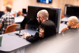 En grupp människor som sitter runt ett bord.