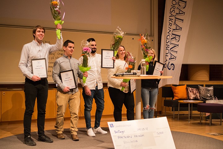 Julia Adolfsson, Amanda Roberg, Fredrik West, George Saliba och Sami Butt har tagit emot pris i Teknikdalen