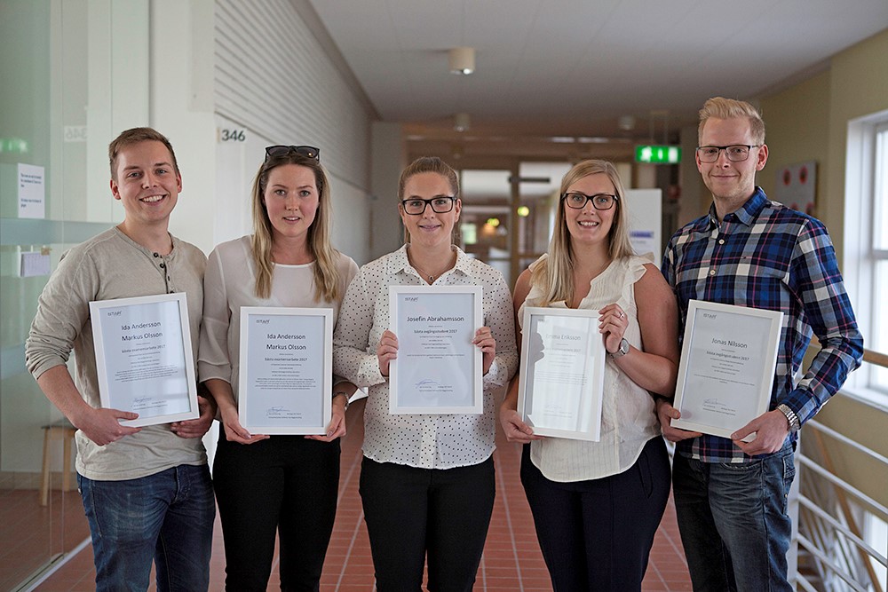 Fem byggstudenter visar upp sina stipendieintyg