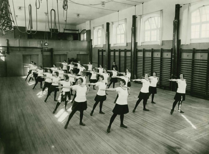 Äldre bild på studenter i gymnastiksal. 