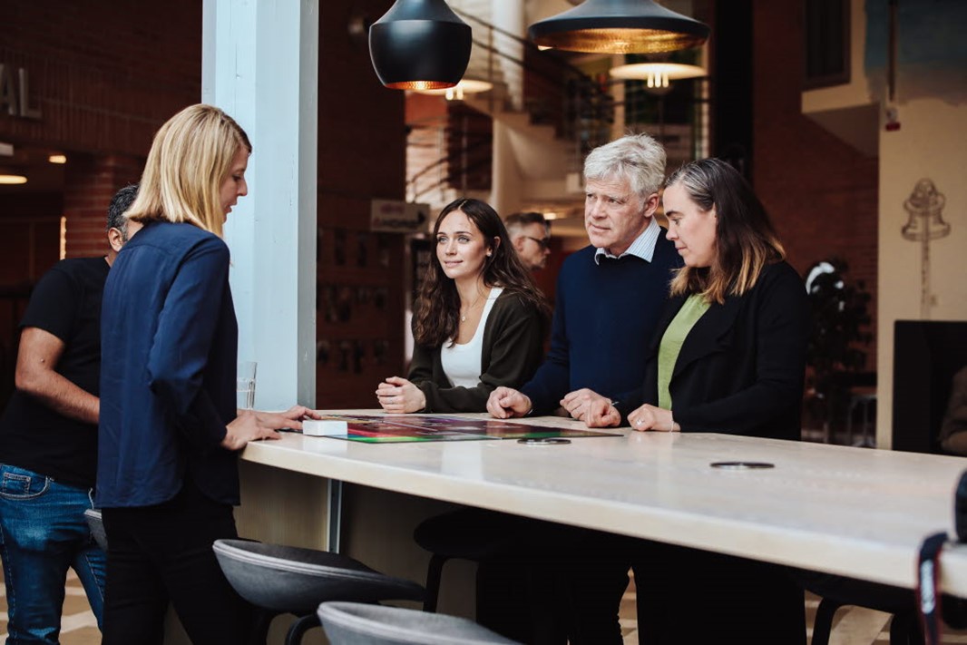 Solceller, solenergi, moln och vindkraft.