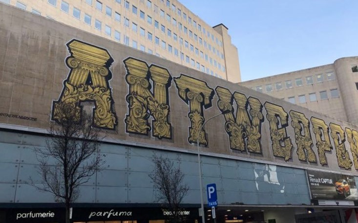 Fasad på byggnad där det står Antwerpen med stora bokstäver