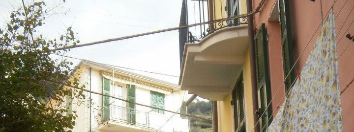 Husfasad med balkong