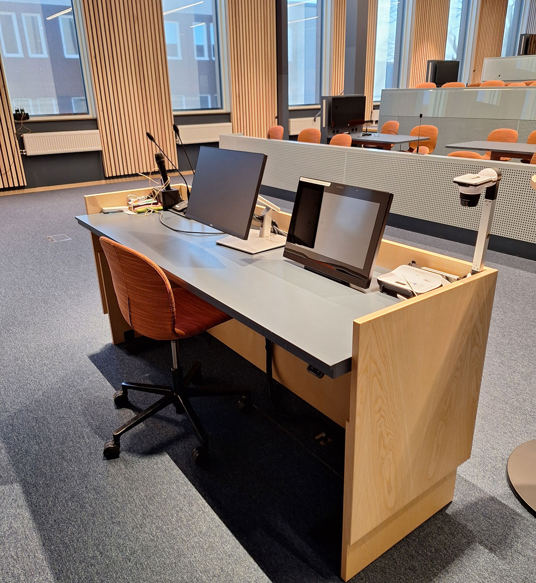 Bild på skrivbord i ett klassrum