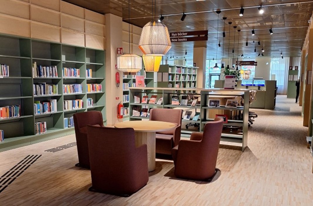 I biblioteket möts du av återbrukade bokhyllor och fåtöljer. 