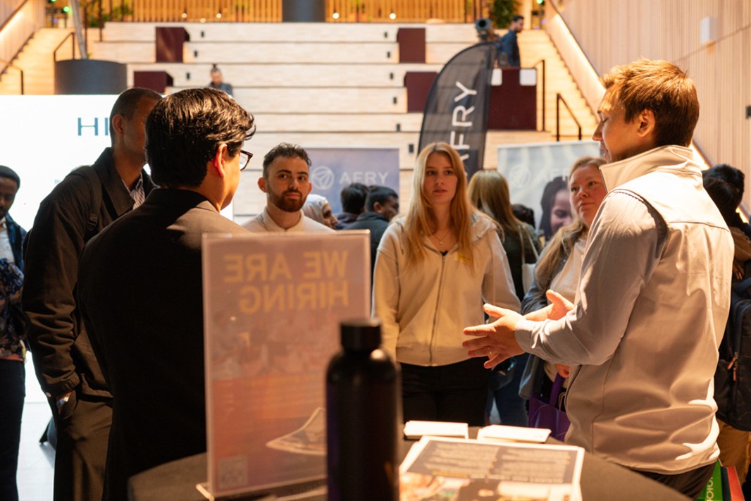 Studenter minglar på Arbetsmarknadsdagen