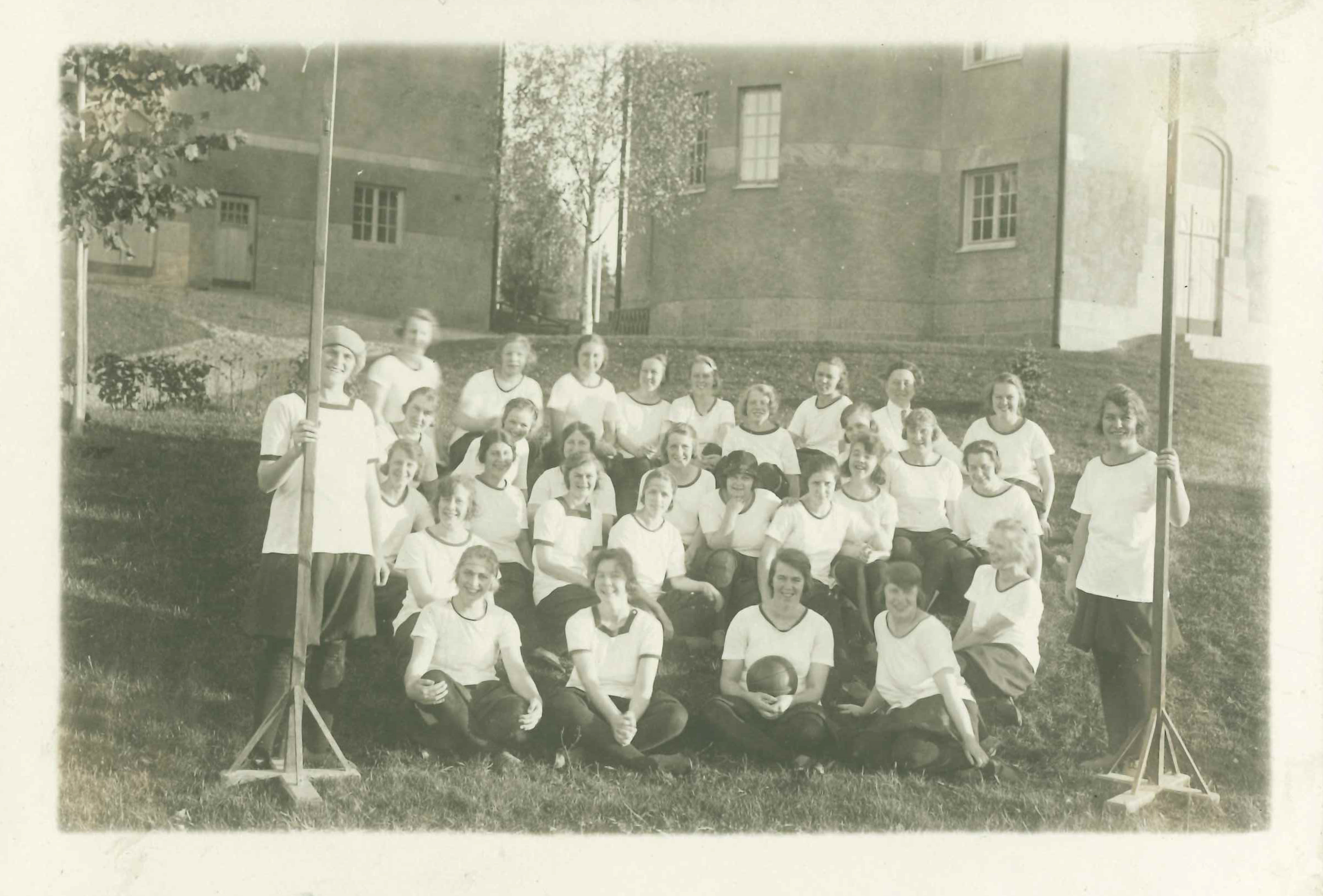 Svarvitt foto på elever vid idrottsplan