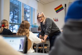 Lärare i modern klassrumsmiljö.