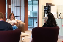 Medarbetare i personalmatsal. 