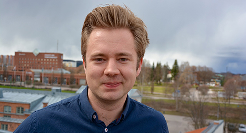 Porträttbild utomhus på Jonas Fellström 