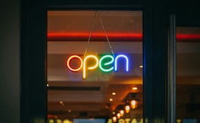öppetskylt i neon