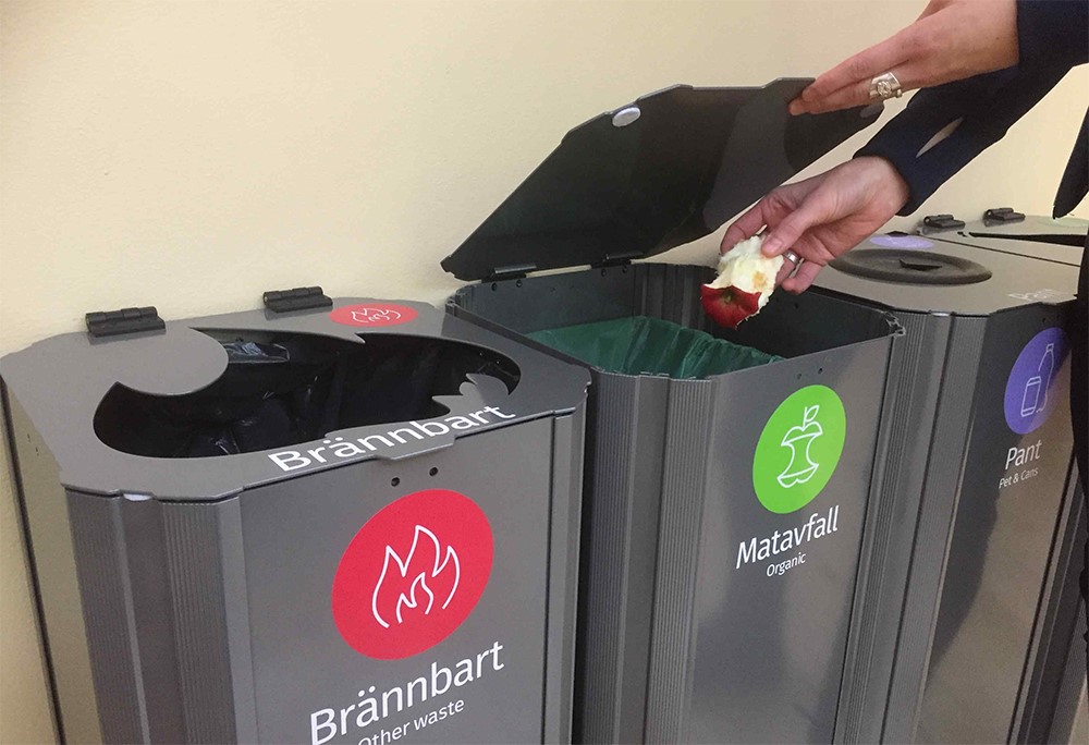 Bild på soptunna och hand som slänger skräp