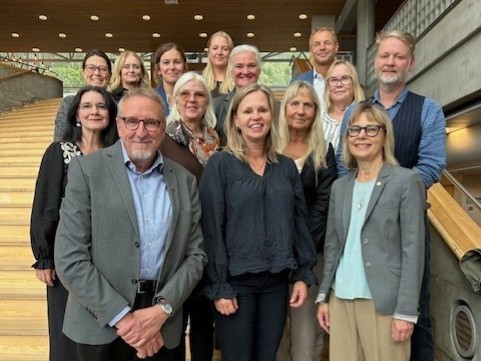 Gruppbild i trappa. 