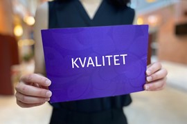 Händer som håller i skylt med texten kvalitet