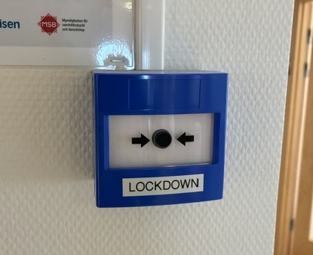 Lockdownknapp på väggen