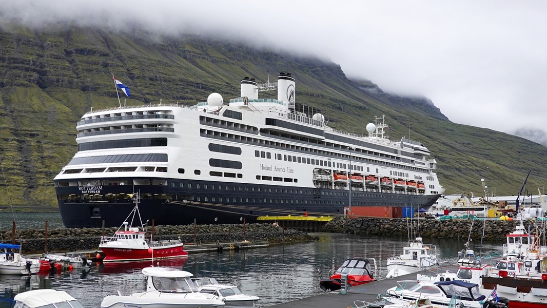 Arctic cruse ship