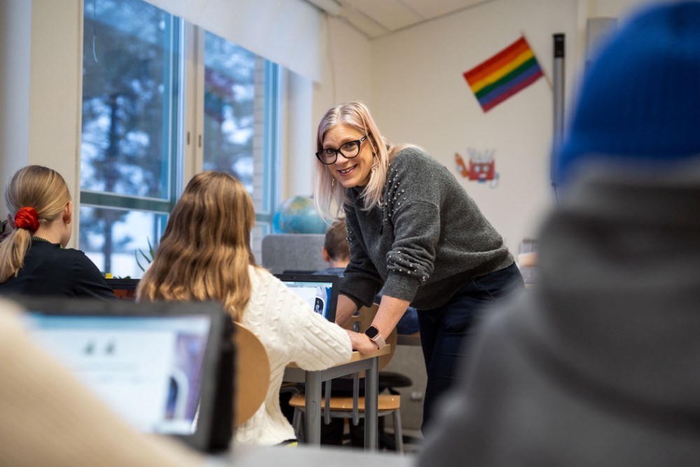 Bild på lärare i nutida skolmiljö.