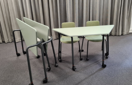 bord och stolar som anv&auml;nds i l&auml;rosalar