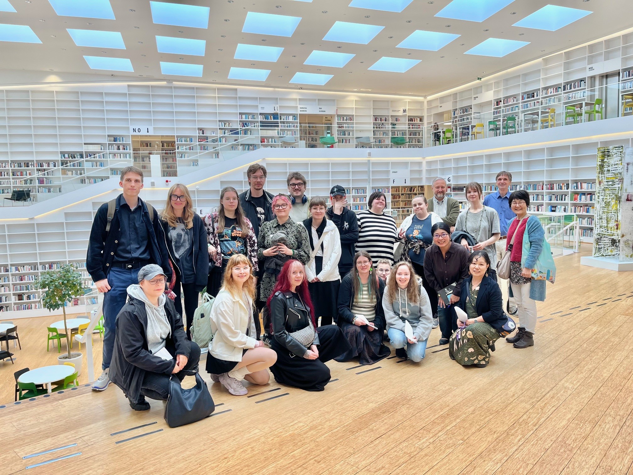 Gruppbild på biblioteket, Campus Falun