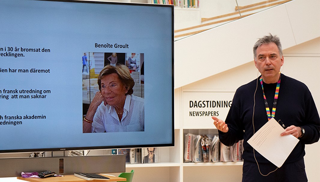 André Leblanc in the library in front of the projector screen