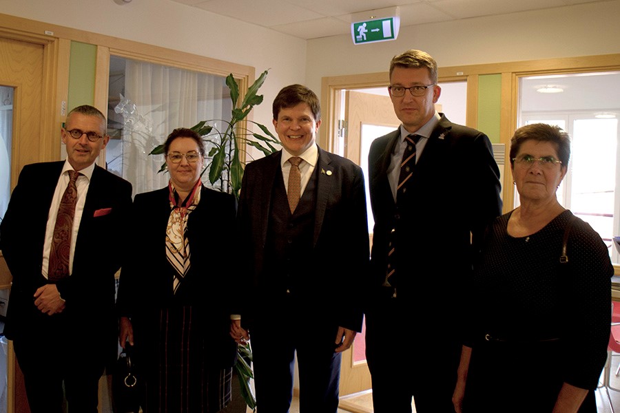 Group picture indoors that includes the Governor of Dalarna County, the Speaker of Parliament, and Vice-Chancellor of Dalarna University.