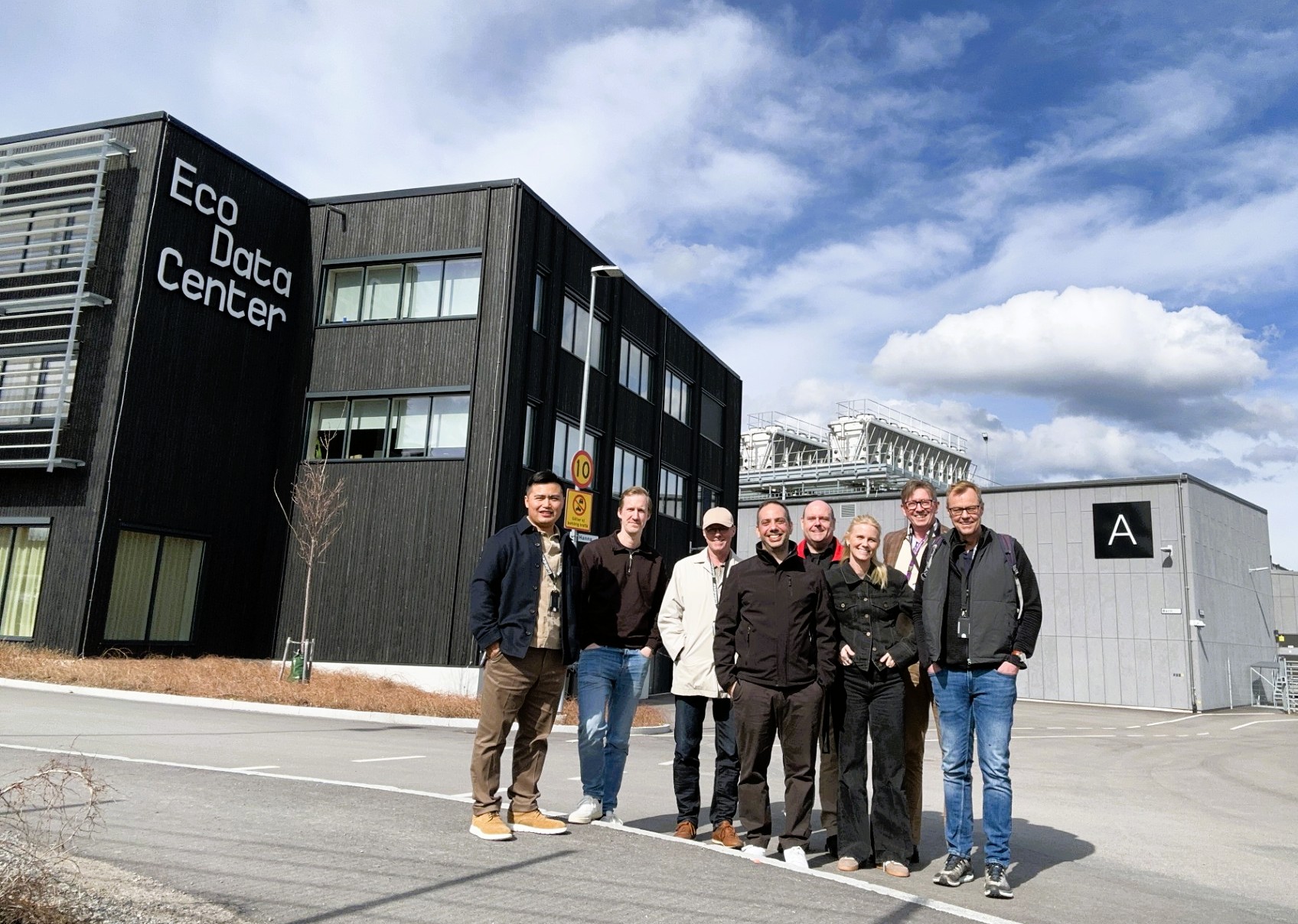 Gruppfoto framf&ouml;r en kontorsbyggnad