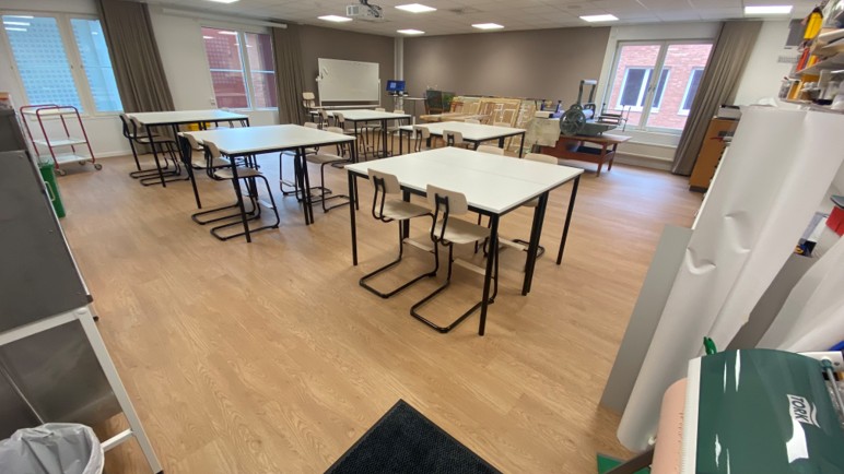 foto över möblering med stolar och bord