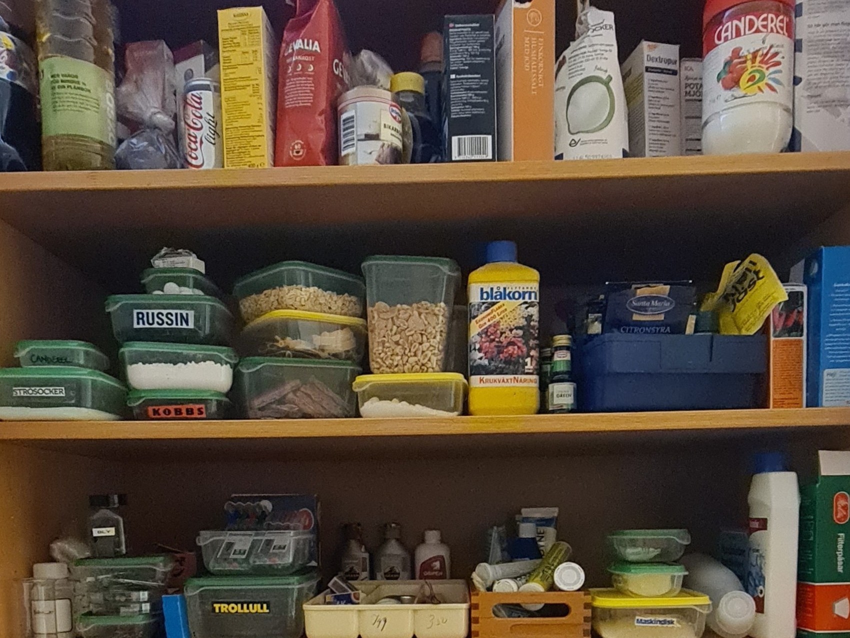 Vardagliga saker, så som skafferivaror och hygienartiklar, i ett skåp.