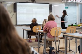 Skola inomhus elever klassrum